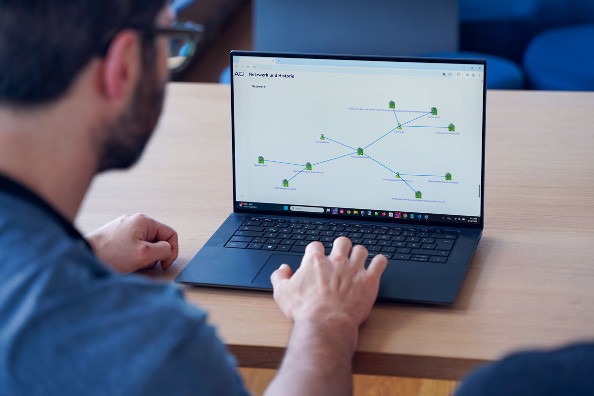 Ein Laptop zeigt eine Grafik