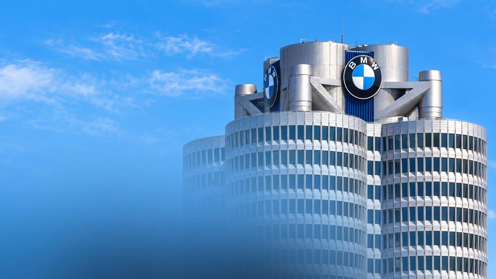 BMW-Hochhaus mit Logo vor blauem Himmel