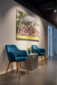 Two chairs in front of a picture with the MaibornWolff team.