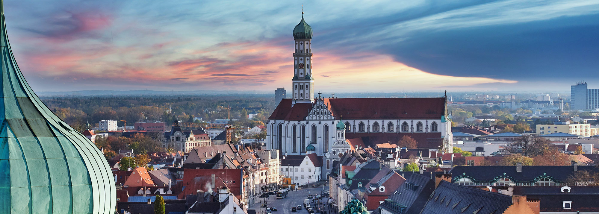 Foto mit Kirche St. Ulrich und St. Afra sowie Umgebung von Augsburg.