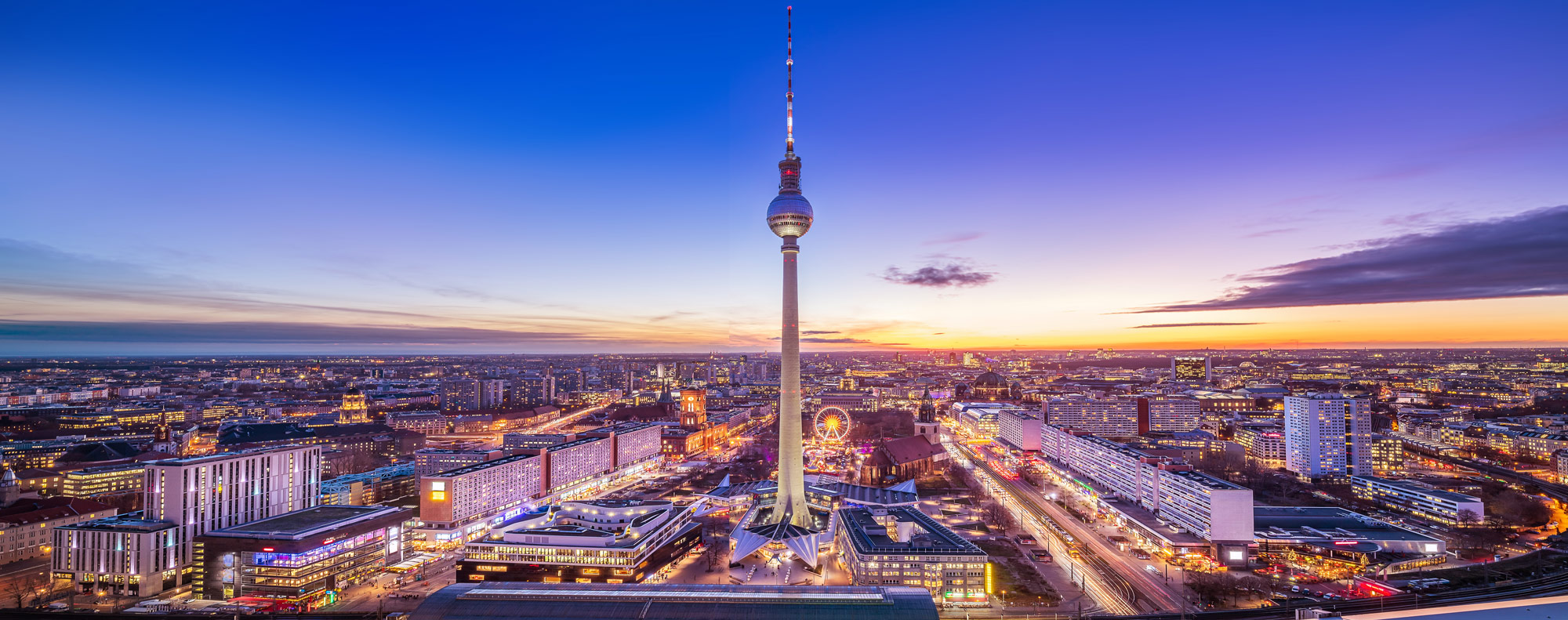 Foto dass die Dächer Berlins zeigt. Im Fokus steht der TV-Turm Alexanderplatz.