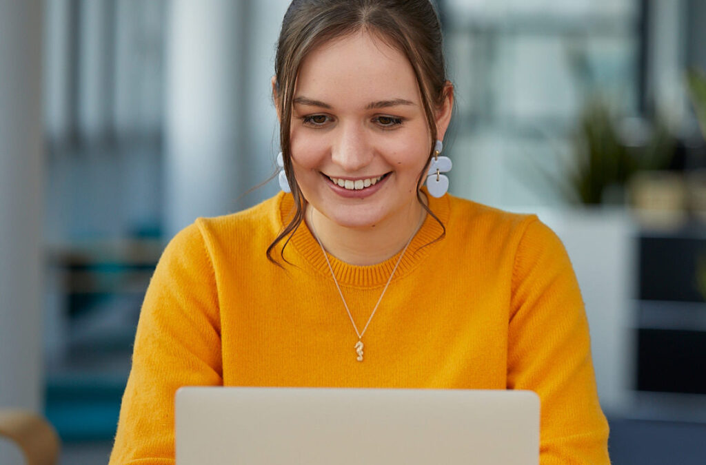 junge Frau arbeitet an Laptop