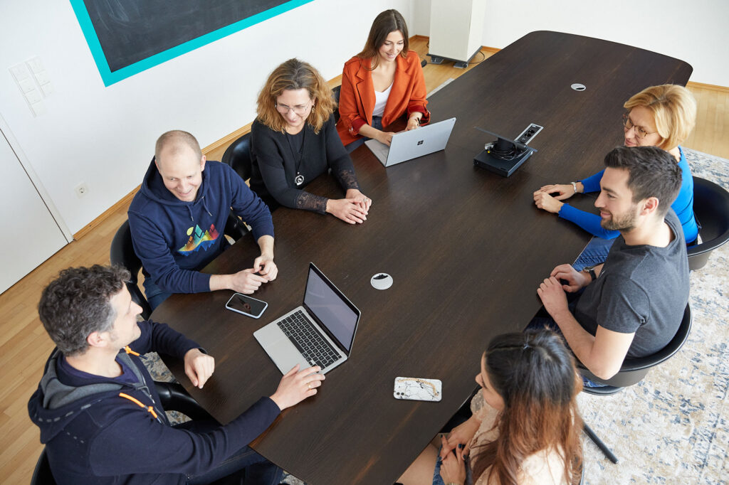 Gruppe von Mitarbeitenden im Meeting