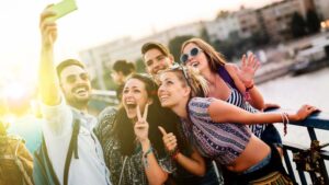 Freunde machen sich ein Selfie in einer Stadt