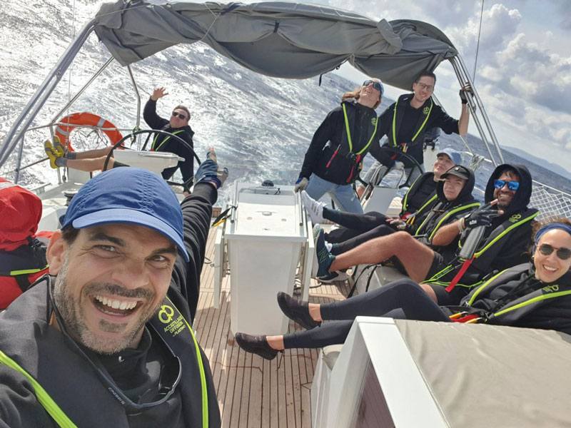 MaibornWolff Crew in einem Boot mit Wellen im Hintergrund