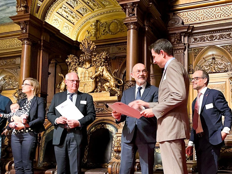 Foto von der Übergabe von dem Familiensiegel an André Fleischer