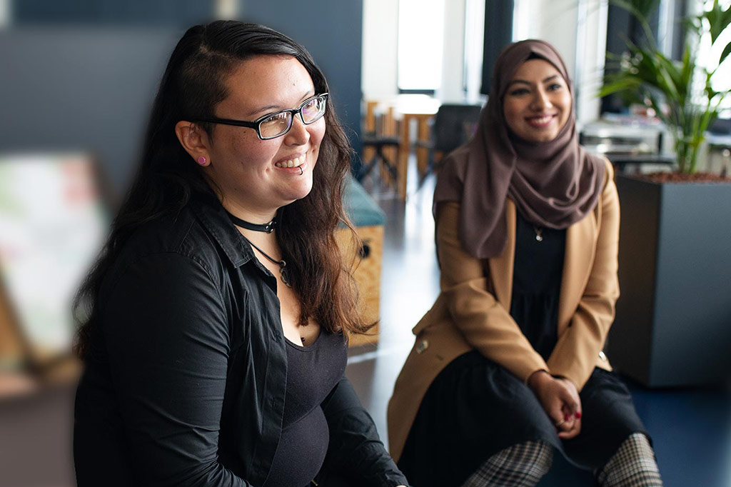 Two women listening about the salary model of MaibornWolff