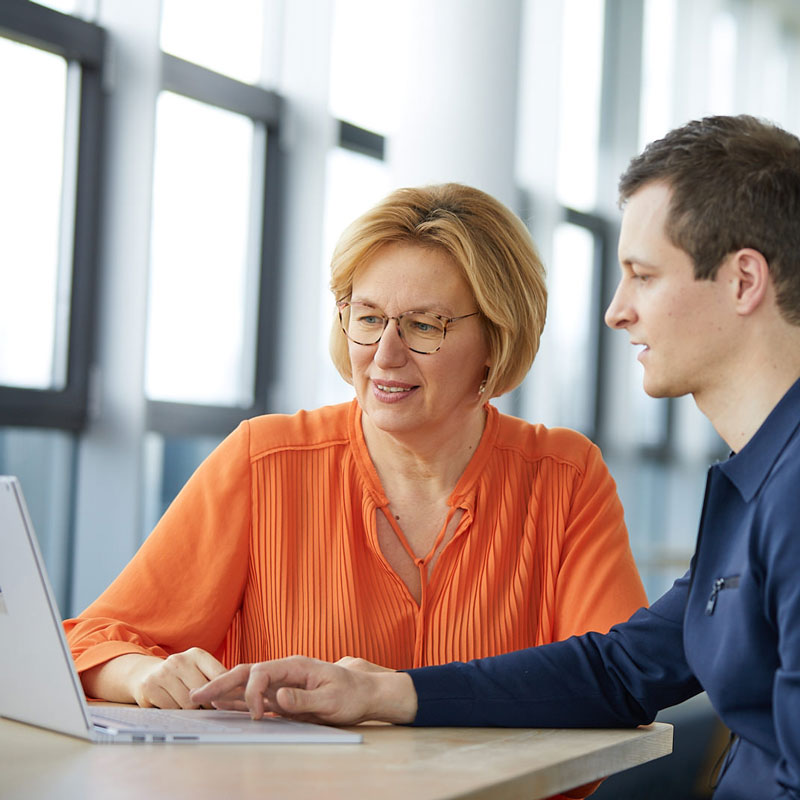 Menschen arbeiten und lernen zusammen vor einem Computer in MaibornWolff