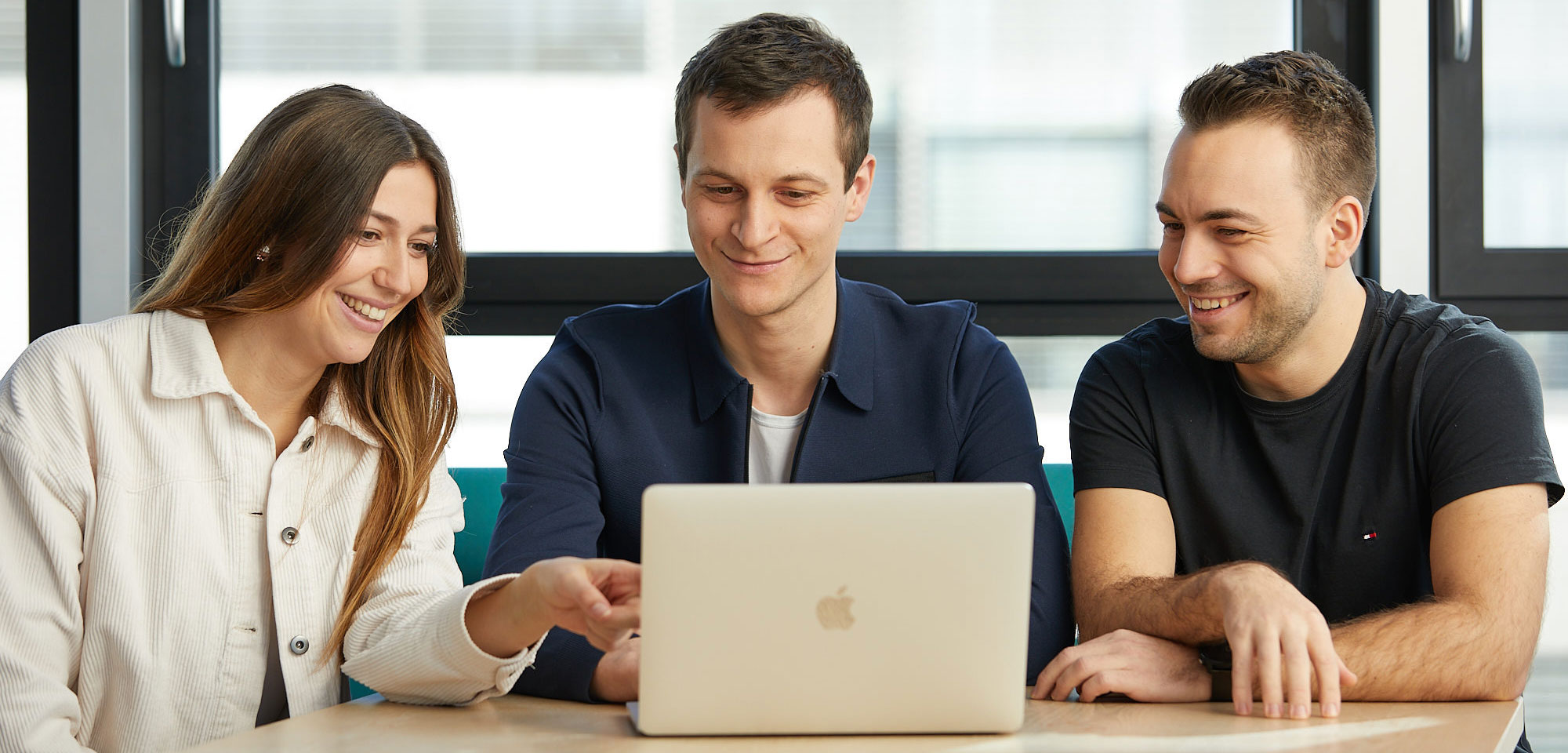 Junge Menschen sitzen vor einem Laptop und lernen mit Maibornwolff